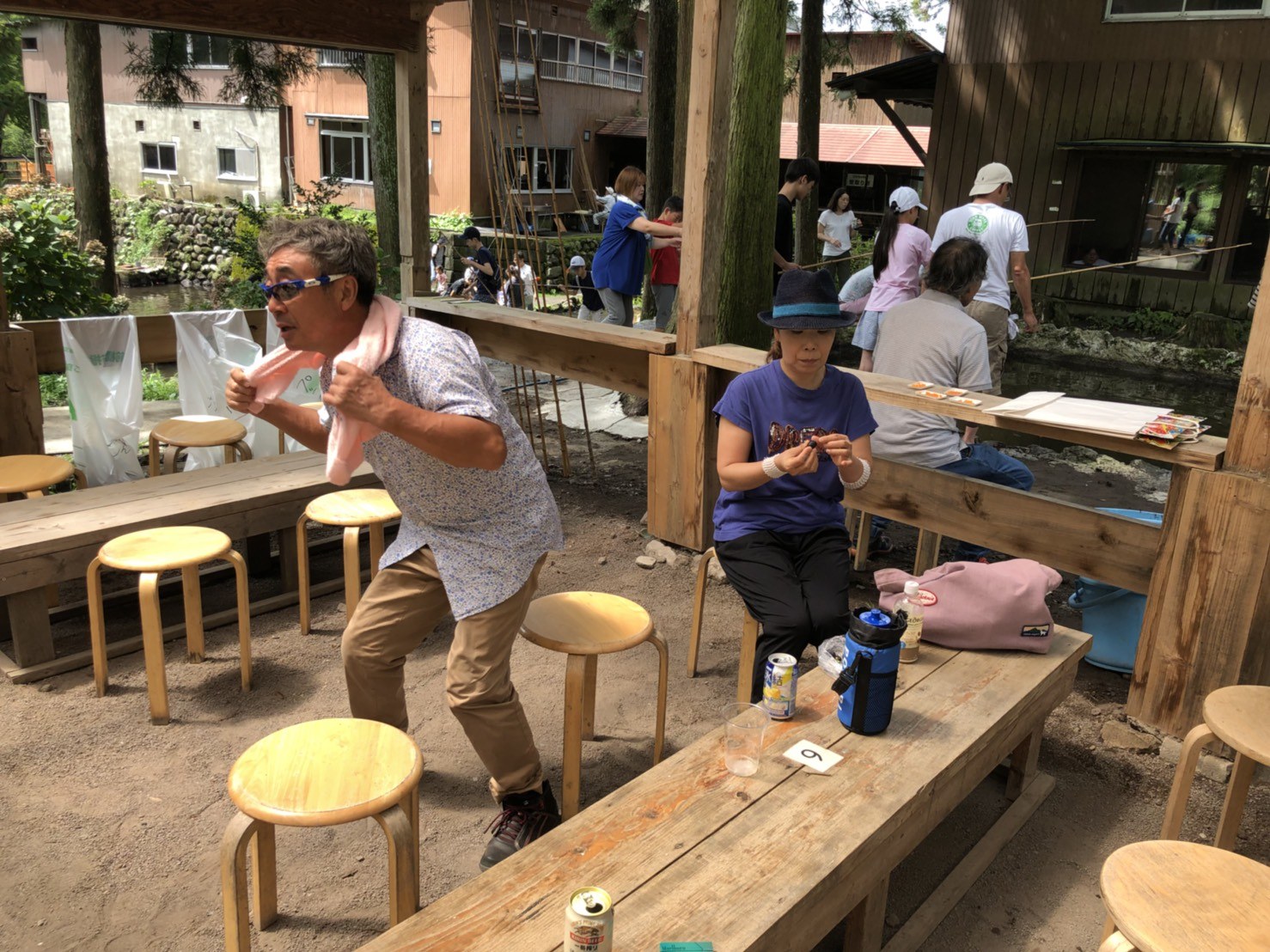 屋外で集まって交流する人たち