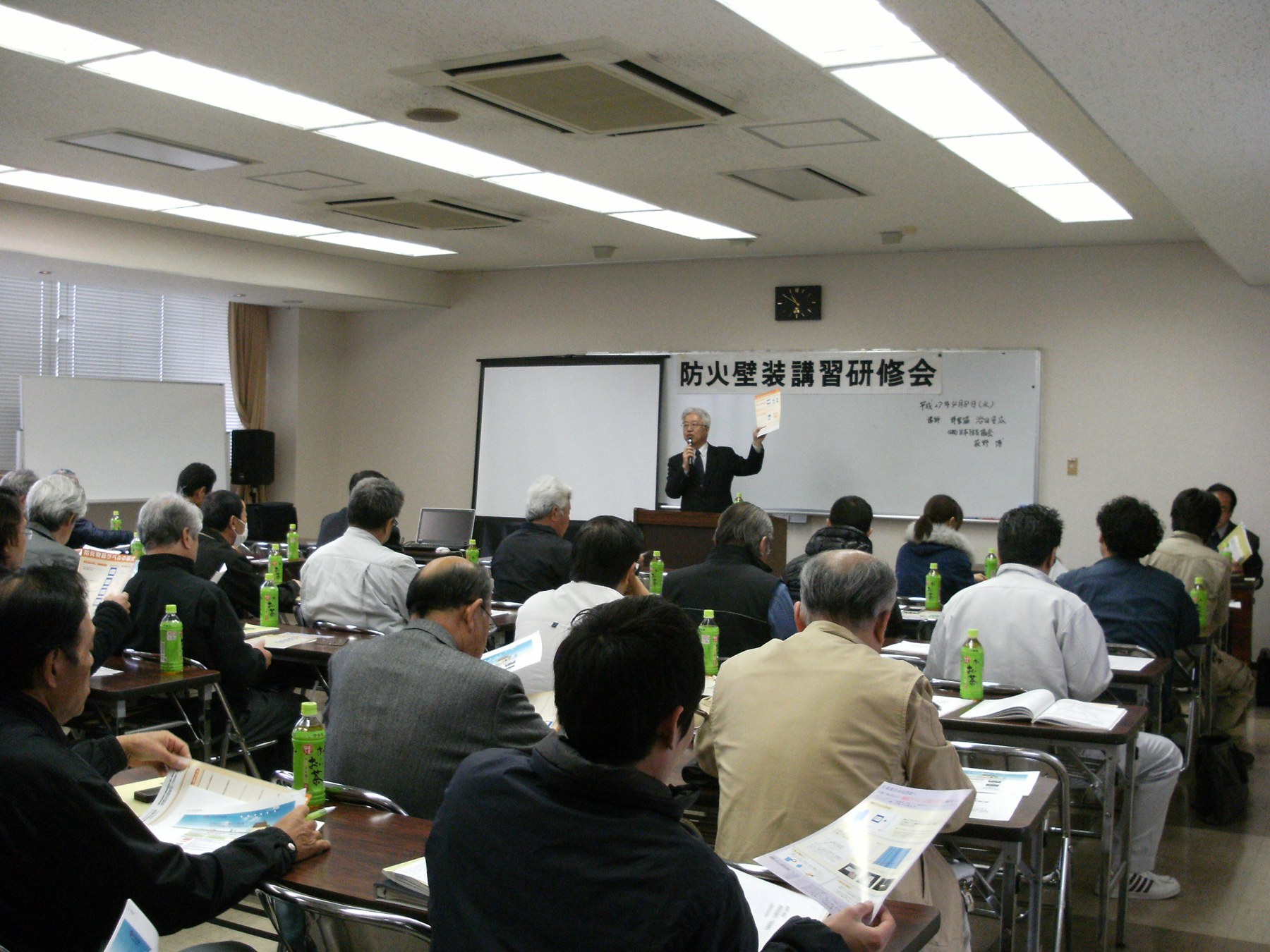 防火壁装講習会の会場と受講者